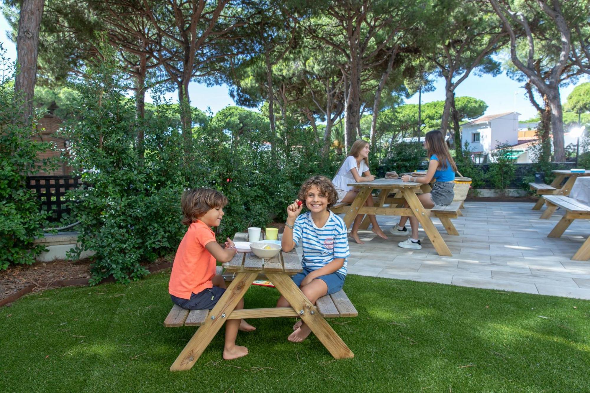 Aparthotel Las Palmeras Castelldefels Exteriér fotografie